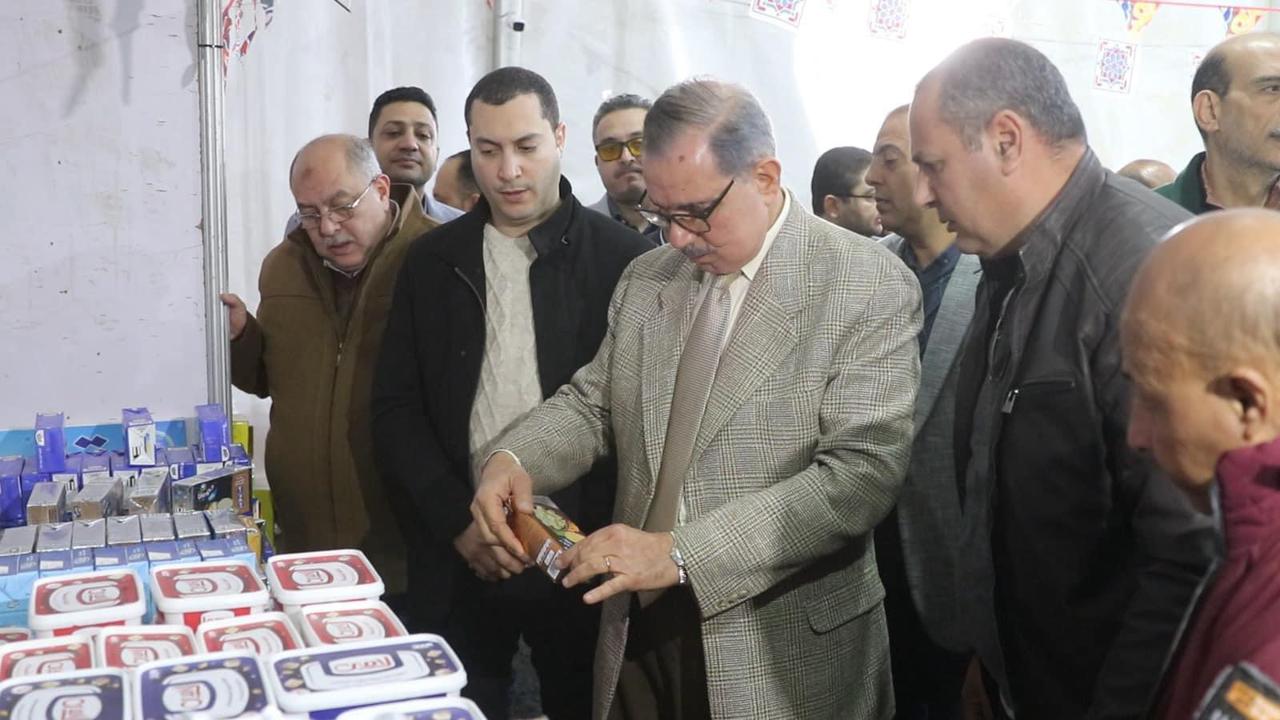 محافظ كفر الشيخ يتابع توافر السلع بمعارض 