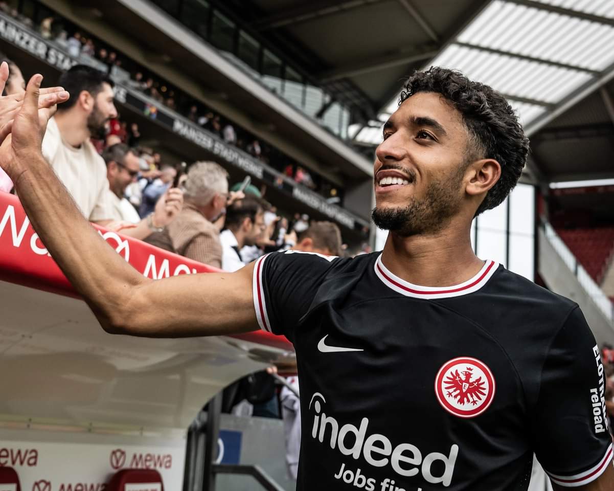 وكيل أعمال مرموش يحسم جدل انتقال اللاعب إلى ليفربول
