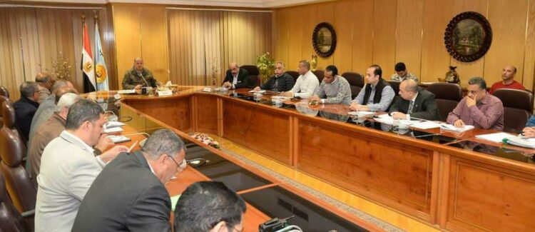 محافظ أسيوط يعقد اجتماعًا موسعًا مع رؤساء المراكز