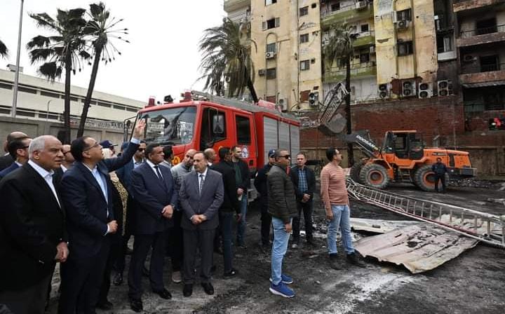 رئيس الوزراء يتفقد موقع حريق العمرانية ويوجه بإعادة الوضع كما كان قبل الحريق
