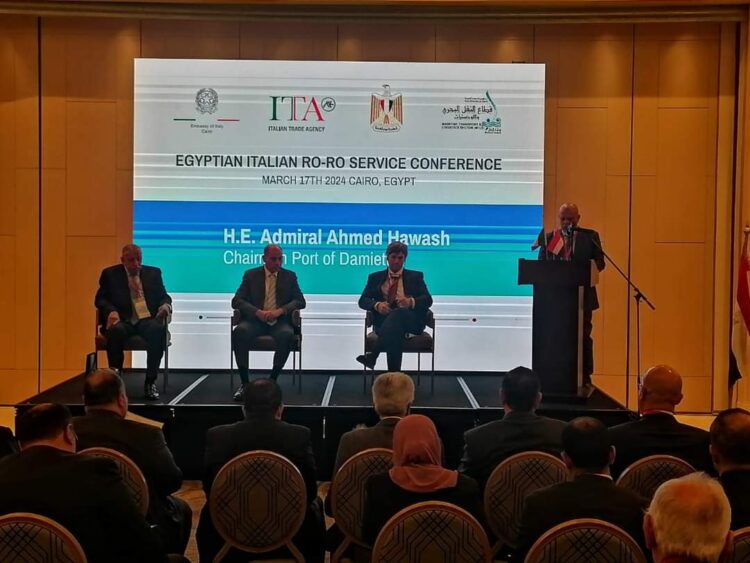 رئيس ميناء دمياط يدشن خط الرورو لنقل البضائع بين مصر وإيطاليا
