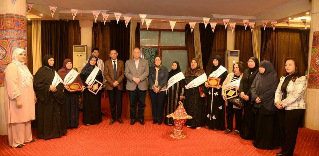 محافظ أسيوط يكرم الأمهات المثاليات على مستوى المحافظة 
