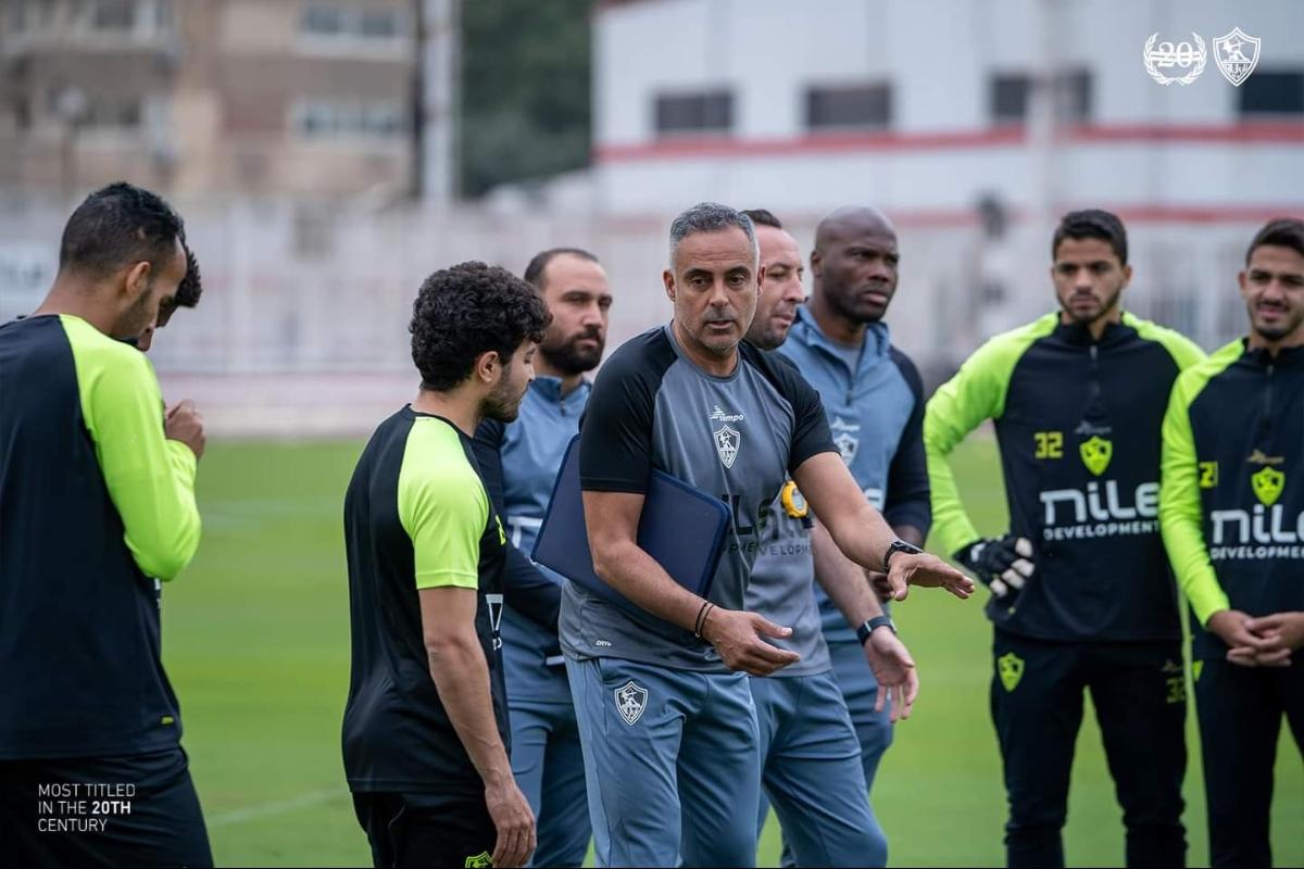 جوميز يعقد جلسة مع لاعبي الزمالك قبل مواجهة فيوتشر 