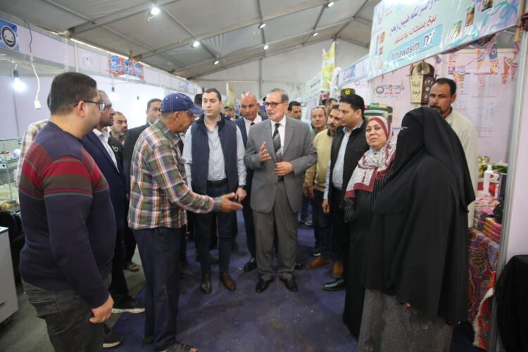 محافظ كفرالشيخ يتفقد معارض 