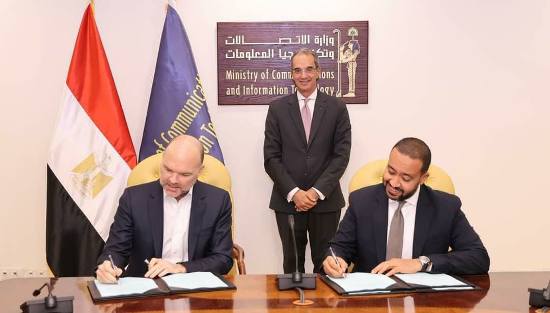 وزير الإتصالات يشهد توقيع اتفاقية الشركة المصرية وشركة 