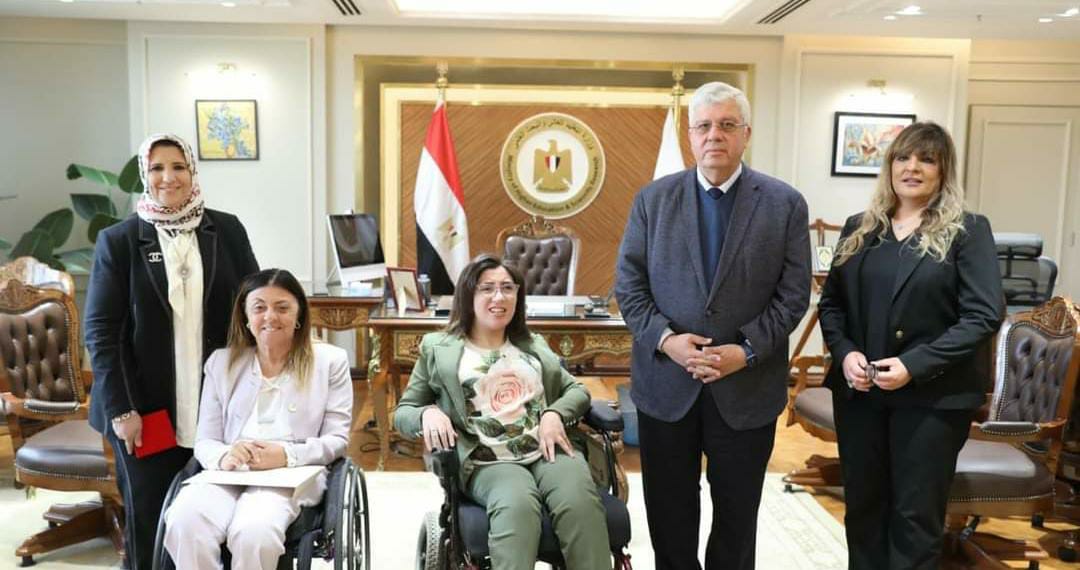 وزير التعليم العالي يُكرم الطالبة سهيلة حامد من ذوي القدرات الخاصة