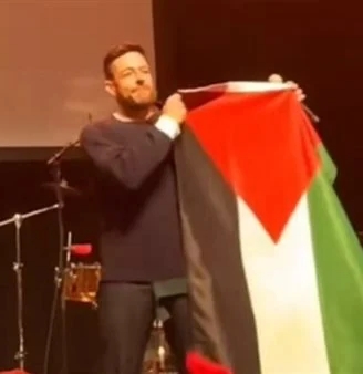 في حفل نيويورك.. حماقي يرفع علم فلسطين داعمًا القضية الفلسطينية