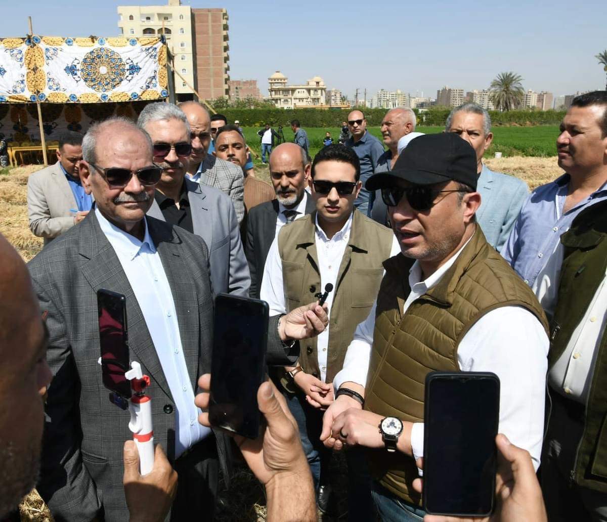 محافظ الفيوم يفتتح موسم حصاد القمح من داخل أحد الحقول