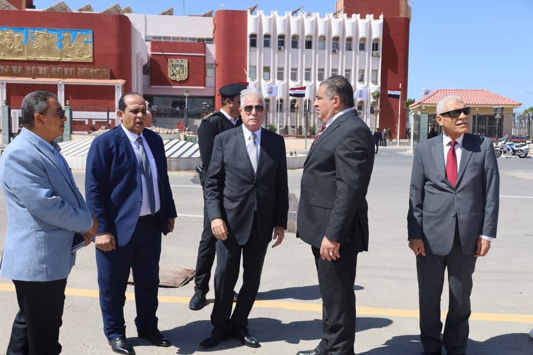 محافظ جنوب سيناء يتفقد أعمال تطوير الحديقة أمام الديوان العام