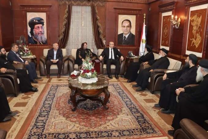 محافظ بني سويف يقدم واجب العزاء في وفاة القمص إيليا يوسف راعي كنيسة مار جرجس بالمرماح