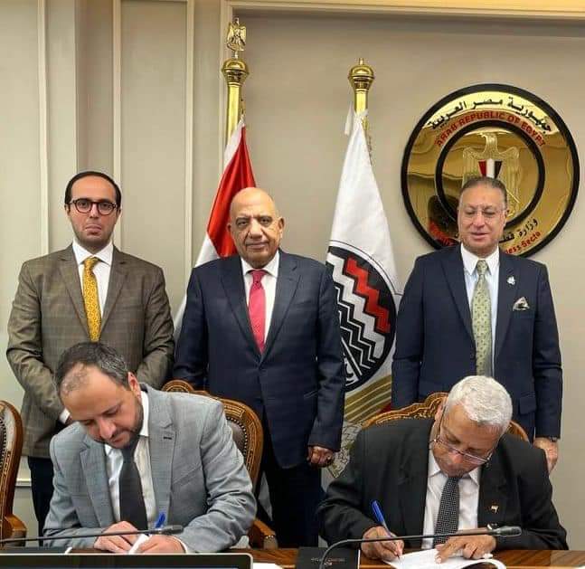 وزير الأعمال العام يشهد توقيع الاتفاق مع 