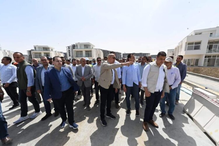 وزير الإسكان يتفقد أعمال التشطيبات بأبراج المنطقة الشاطئية 