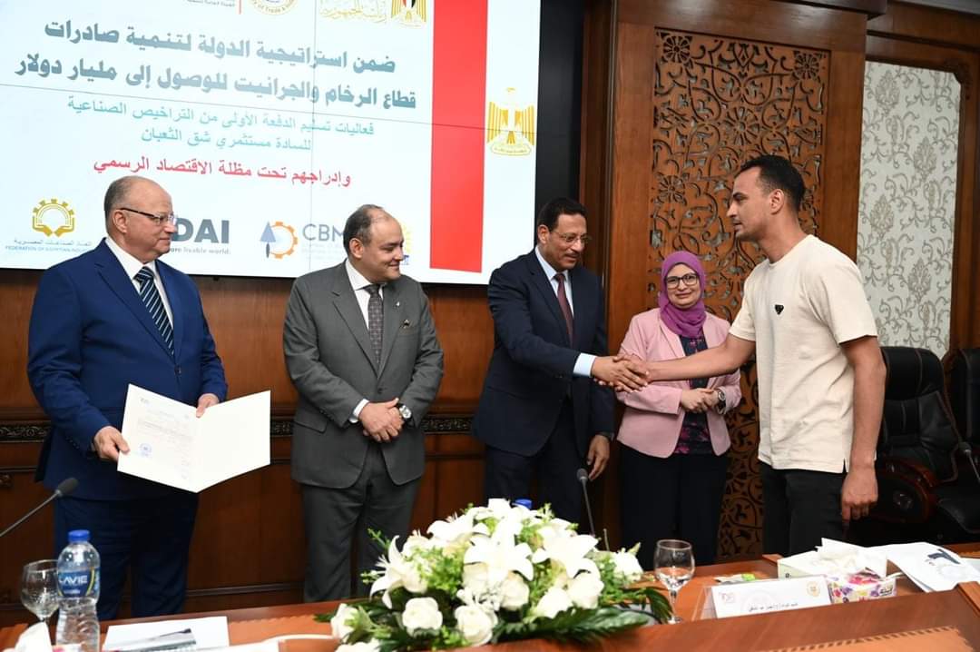وزير التجارة يفتتح فعاليات حفل تسليم رخص وسجلات صناعية منطقة شق الثعبان