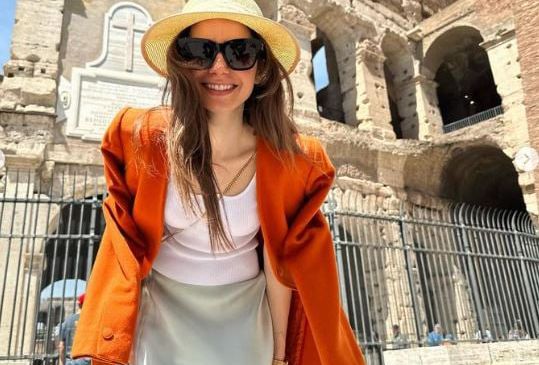 نجوم Emily In Paris ينتقلون من باريس إلى روما لاستكمال تصوير المسلسل