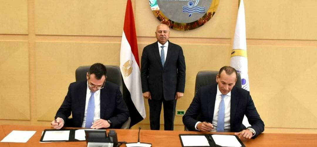 وزير النقل يشهد توقيع عقد تنفيذ أعمال البنية الفوقية لمشروع محطة الحاويات