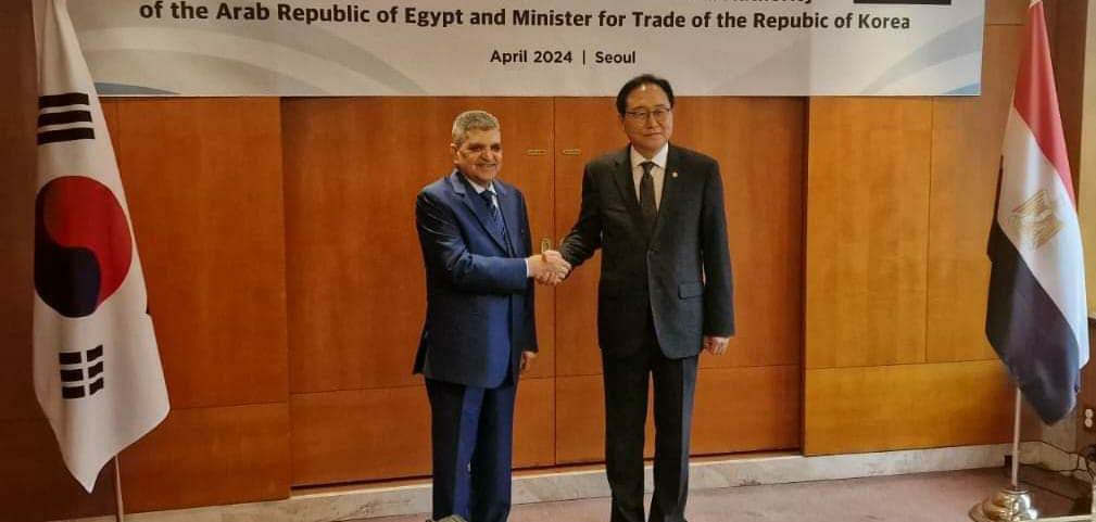 رئيس قناة السويس يبحث مع وزير التجارة والصناعة الكوري التعاون المشترك