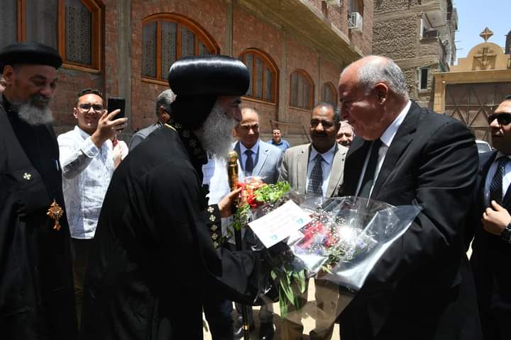 محافظ قنا يهنئ أقباط قوص بعيد القيامة المجيد 