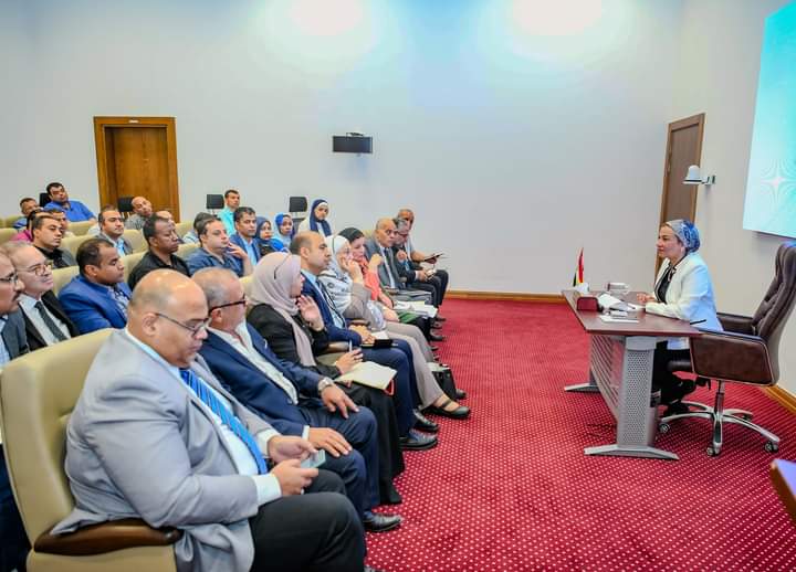 وزيرة البيئة تجتمع بالعاملين بجهاز تنظيم إدارة المخلفات لمناقشة أطر تعزيز ملفات العمل بكافة الأنواع 