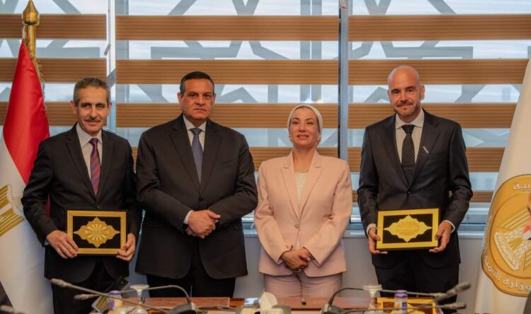 وزيرا التنمية المحلية والبيئة يشهدون توقيع عقد إدارة وتشغيل مصنع تدوير