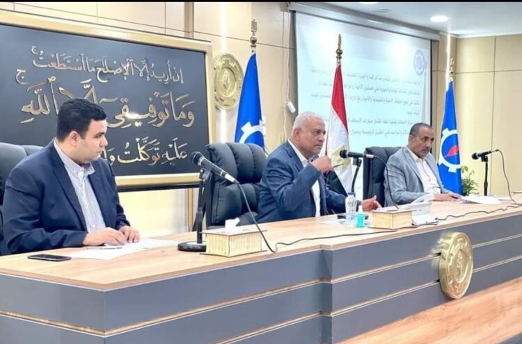 محافظ السويس يعقد اجتماعًا لبحث استعدادات استقبال أعياد القيامة وشم النسيم