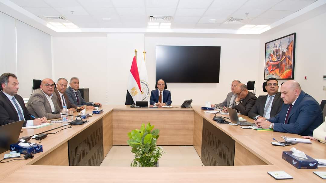 وزير الري يتابع خطة عمل صيانة وإحلال المنشآت المائية
