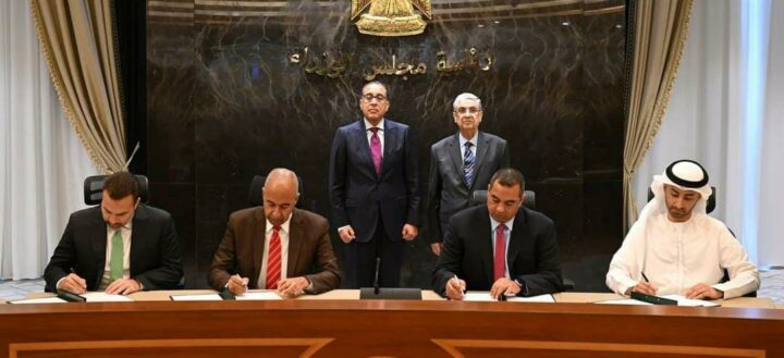 رئيس الوزراء يشهد توقيع استلام الأرض لتنفيذ مشروع لإنتاج الكهرباء من طاقة الرياح