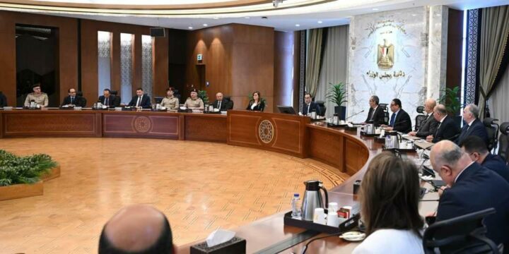 رئيس الوزراء يتابع الموقف التنفيذي لمنظومة النقل الذكي على الطرق السريعة 