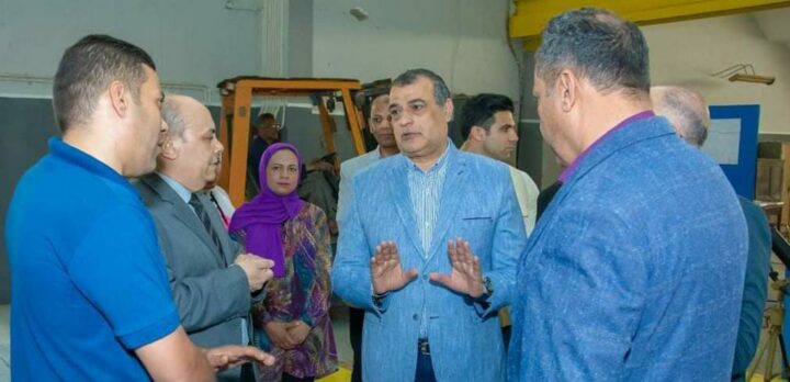 وزير الإنتاج الحربي يقوم بجولة تفقدية مفاجئة لشركة 