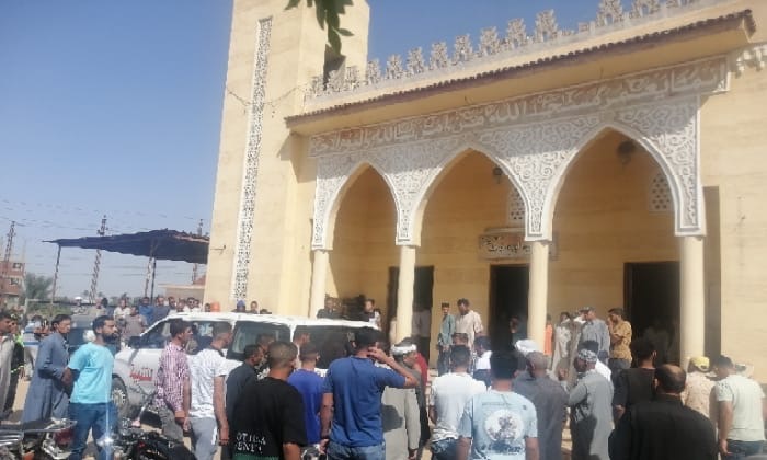 تشييع جنازة صبي عثر عليه مقتولًا داخل حظيرة مواشي في الشرقية