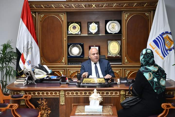 محافظ قنا يواصل استقبال المواطنين لبحث شكواهم والعمل على ايجاد الحلول 