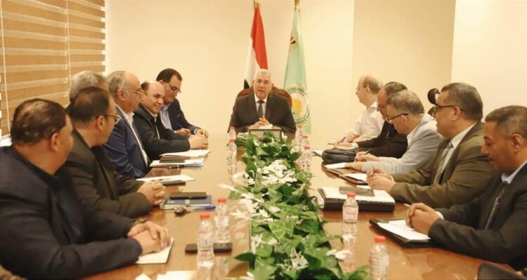 وزير الزراعة يوجه الفريق البحثي لنبات الكسافا باجراء مزيد من التجارب التطبيقية 