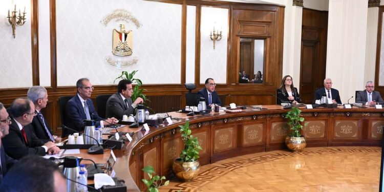 رئيس الوزراء يترأس الاجتماع الدوري لمتابعة المستجدات الخاصة بتنظيم مؤتمر الاستثمار 