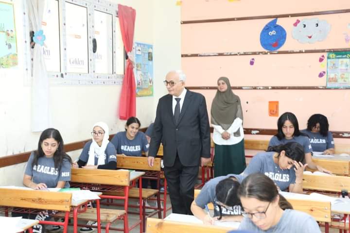 وزير التعليم يتفقد لجان امتحانات الثانوية العامة بمدرسة الجولف للغات بمدينة الشروق