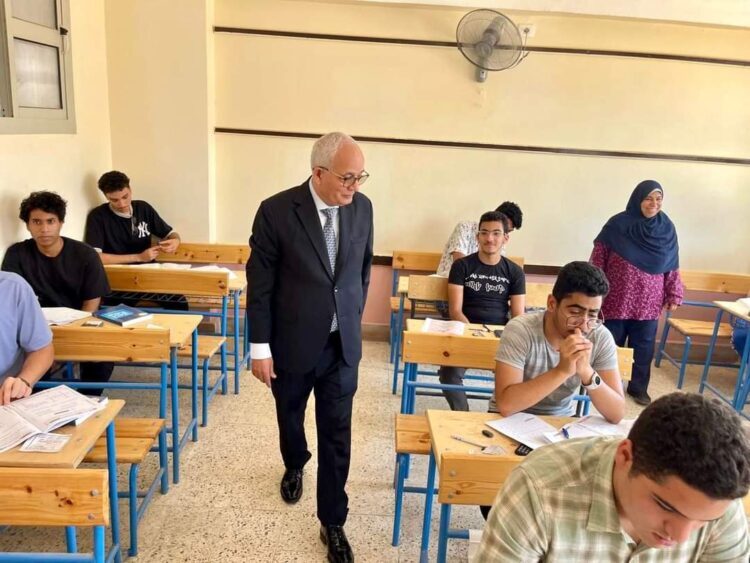 وزير التعليم يتفقد امتحانات الثانوية العامة بمادتي الفيزياء والتاريخ في إحدى مدارس اللغات
