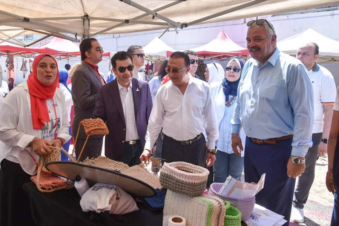 محافظ الإسكندرية يفتتح معرض الأسر المنتجة لعرض وبيع المشغولات اليدوية