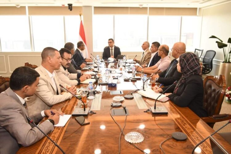 وزير الإسكان يتابع الموقف التنفيذى لمشروعات زيادة إمداد محطة مياه القاهرة الجديدة من المياه العكرة