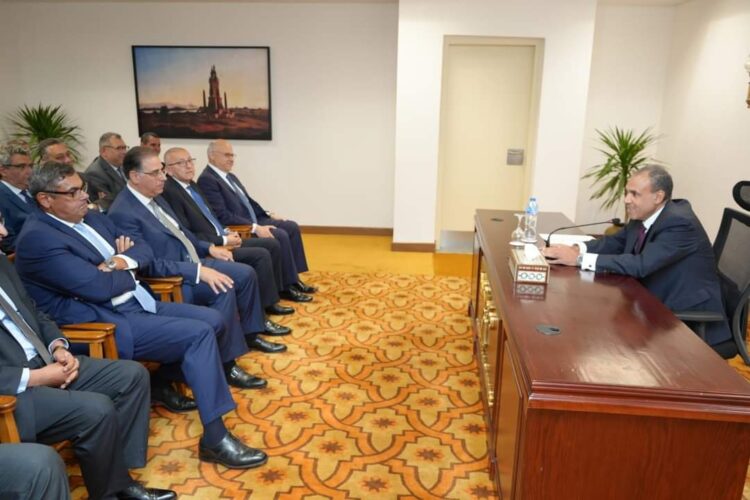 وزير الخارجية يؤكد على ضرورة إيلاء ملف الهجرة وشئون المواطنين في الخارج أولوية قصوى