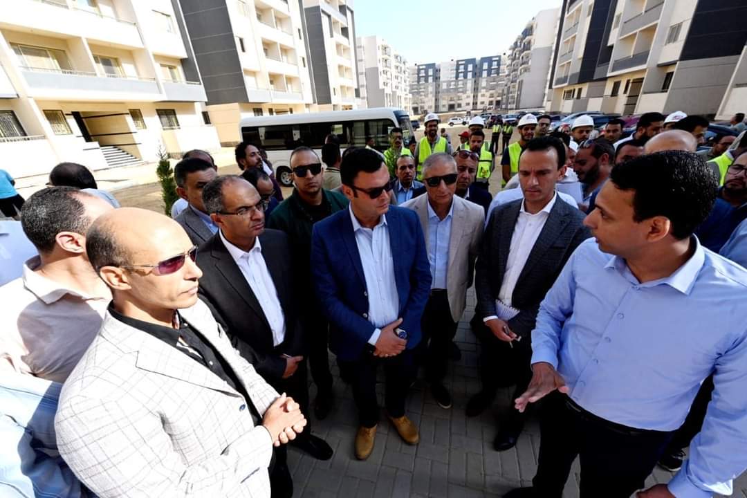 وزير الإسكان يتفقد وحدات 