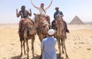 أهرامات الجيزة تستقبل المغني جيسون 