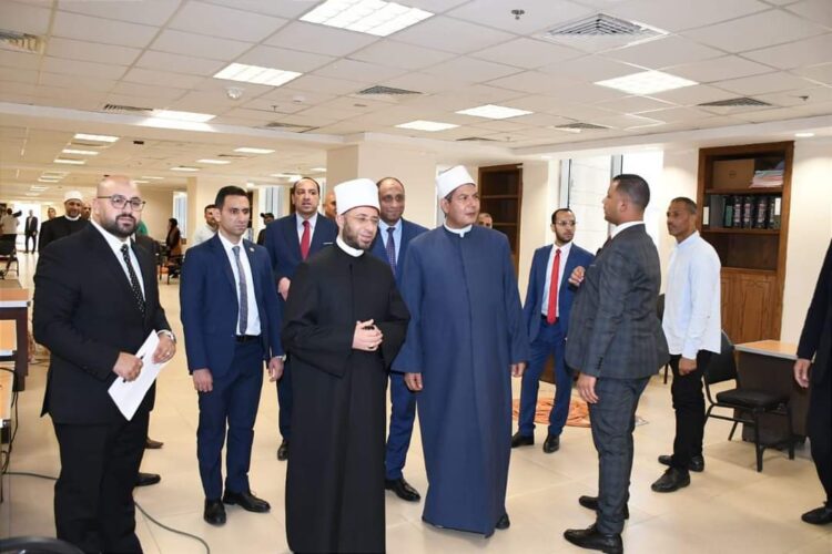 وزير الأوقاف يتابع سير العمل بديوان عام الوزارة ويلتقي كافة الموظفين 