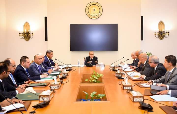 وزير الخارجية والهجرة يجتمع بقيادات وأعضاء الوزارة المعنيين بالموضوعات الإفريقية