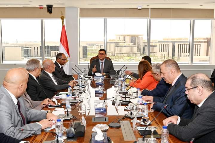 وزير الإسكان يستعرض خطة العمل وخارطة الطريق التى ستتبعها الوزارة