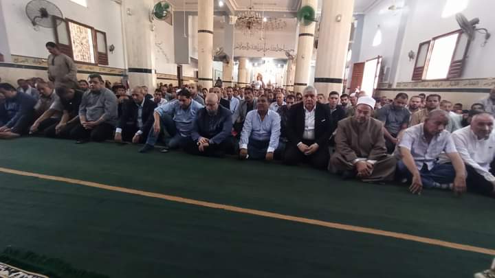 محافظ بنى سويف يشارك في تشييع جنازة رئيس هيئة مياه الشرب والصرف الصحي