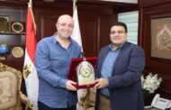 محافظ بني سويف يكرم نائبه لإتمام فترة عمله بنجاح