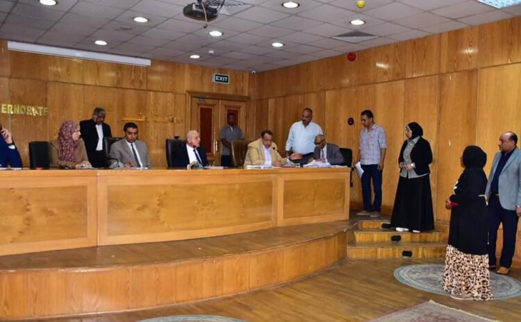 محافظ الأقصر يعقد لقاءً لبحث مشكلات ومطالب المواطنين