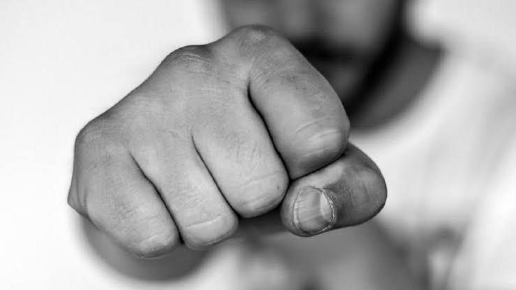 مسنة تحرر محضرًا ضد نجلها لقيامه بالتعدي عليها بالضرب في الشرقية