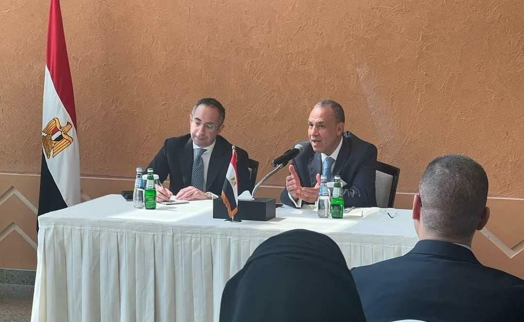 وزير الخارجية والهجرة يعقد لقاءً مع رموز الجالية المصرية في قطر