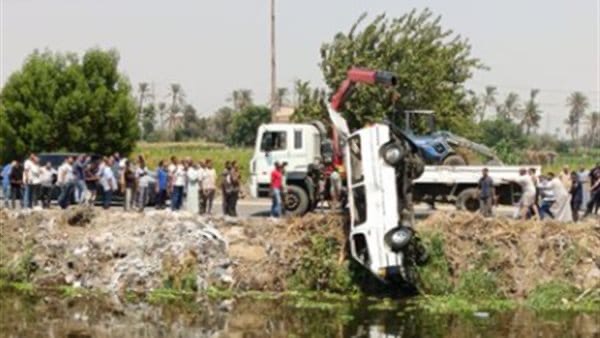 مصرع 7 أشخاص إثر سقوط ميكروباص في ترعة المريوطية بالجيزة