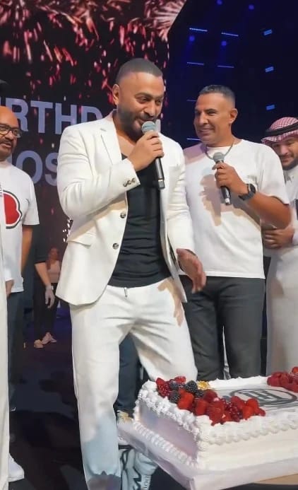 رواد التواصل الاجتماعي يقارنون بين تامر حسني وراغب علامة في التعامل مع المعجبات
