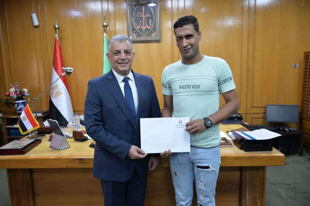 محافظ الإسماعيلية يكرم أحد مصابي العمليات الحربية 